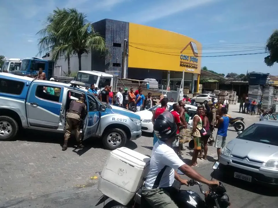 Homem é executado dentro de veículo na Estrada das Barreiras