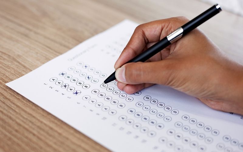 Para conhecer a banca examinadora de um concurso, voc&ecirc; deve mapear o padr&atilde;o de cobran&ccedil;a, resolver exaustivamente provas anteriores e decifrar as pegadinhas recorrentes da organizadora/Foto: Freepik&nbsp;