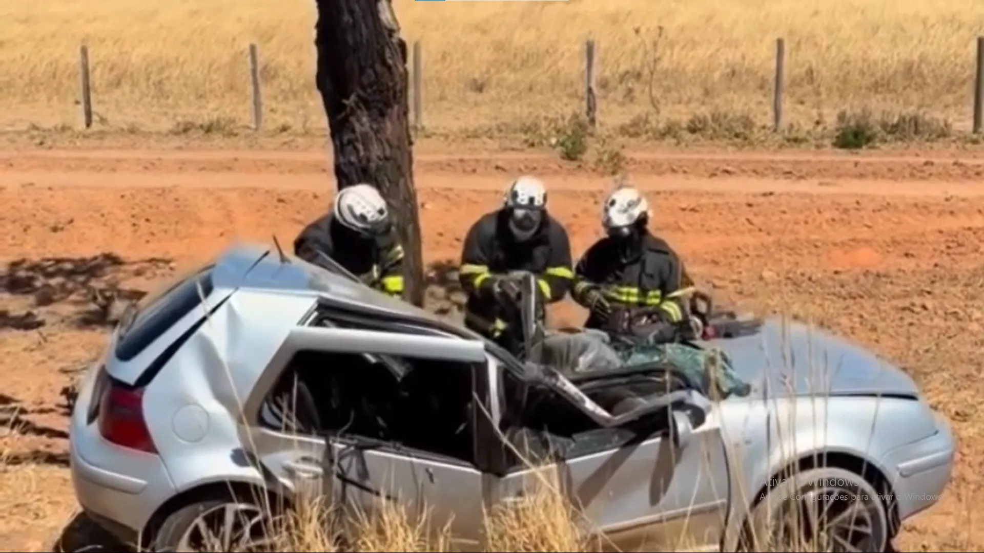 VÍDEO: acidente deixa motorista morto após carro bater em árvore na BA-459 