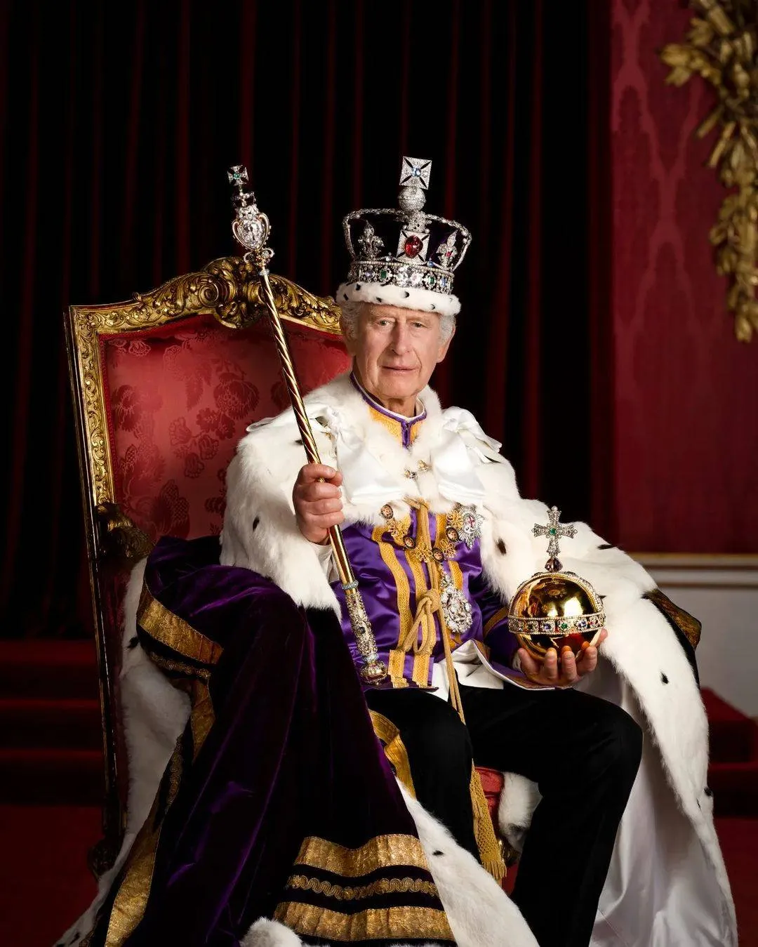 Família Real divulga primeiro retrato oficial de rei Charles III