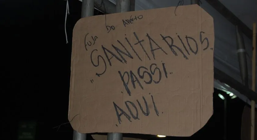 Quanto vale? Donos de bar oferecem serviços exclusivos de banheiros para atrair foliões desesperados