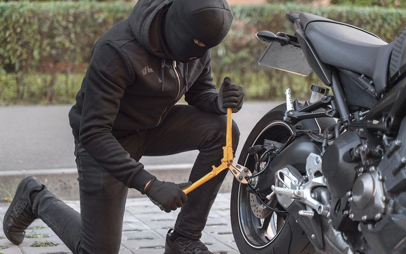 Roubar motos &eacute; uma das modalidades criminosas que mais cresce em centros urbanos, impactando trabalhadores que dependem do ve&iacute;culo para locomo&ccedil;&atilde;o e renda/Foto: Freepik&nbsp;