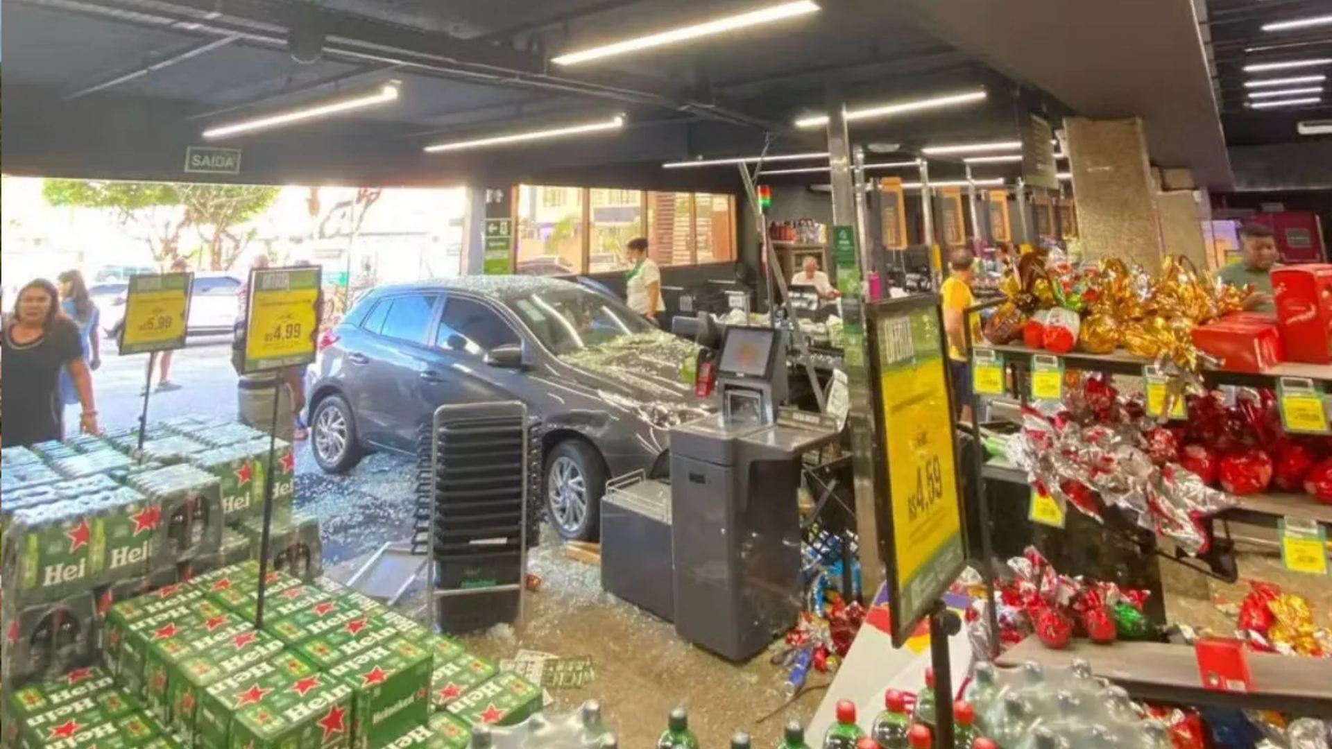 Motorista perdeu controle de carro e invadiu mercado na Pituba, em Salvador | Foto: reprodução/redes sociais