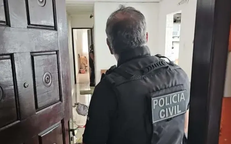 Uma mulher, que n&atilde;o teve o nome divulgado, foi presa durante a Opera&ccedil;&atilde;o Chase, deflagrada pela Pol&iacute;cia Civil da Bahia/Foto: Ascom PC