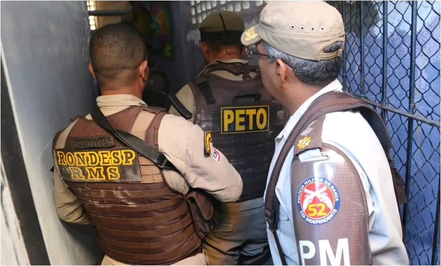 Homem invade casa e faz mulher refém em Lauro de Freitas; polícia está no local