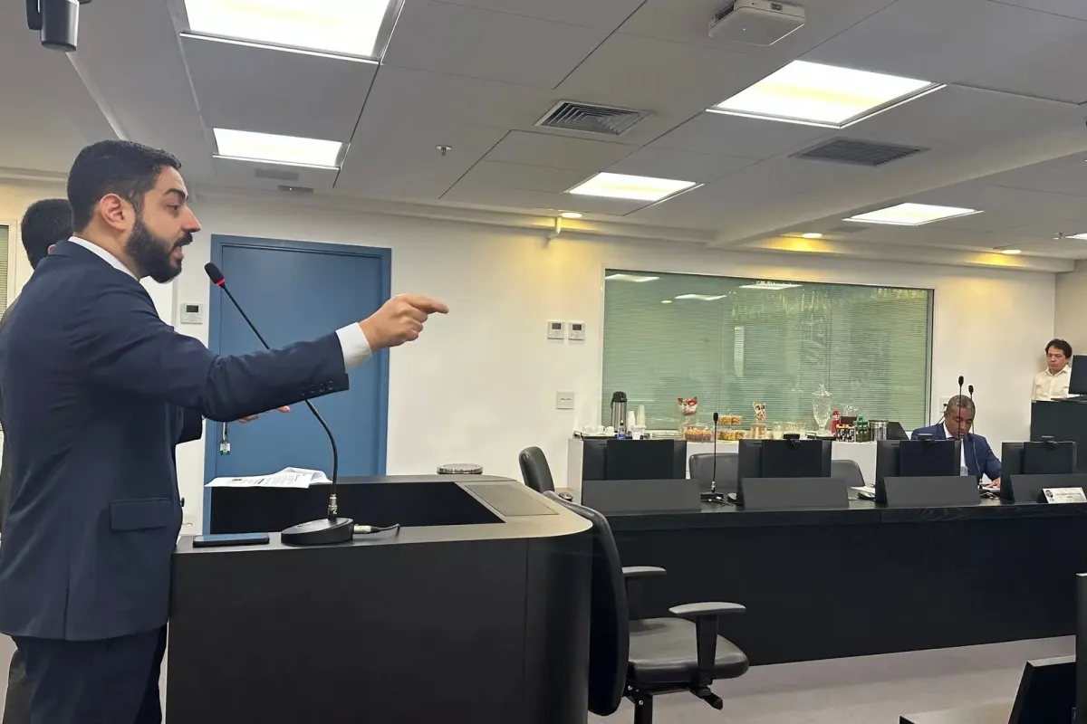 Jogador do Vitória é suspenso em julgamento do STJD;
