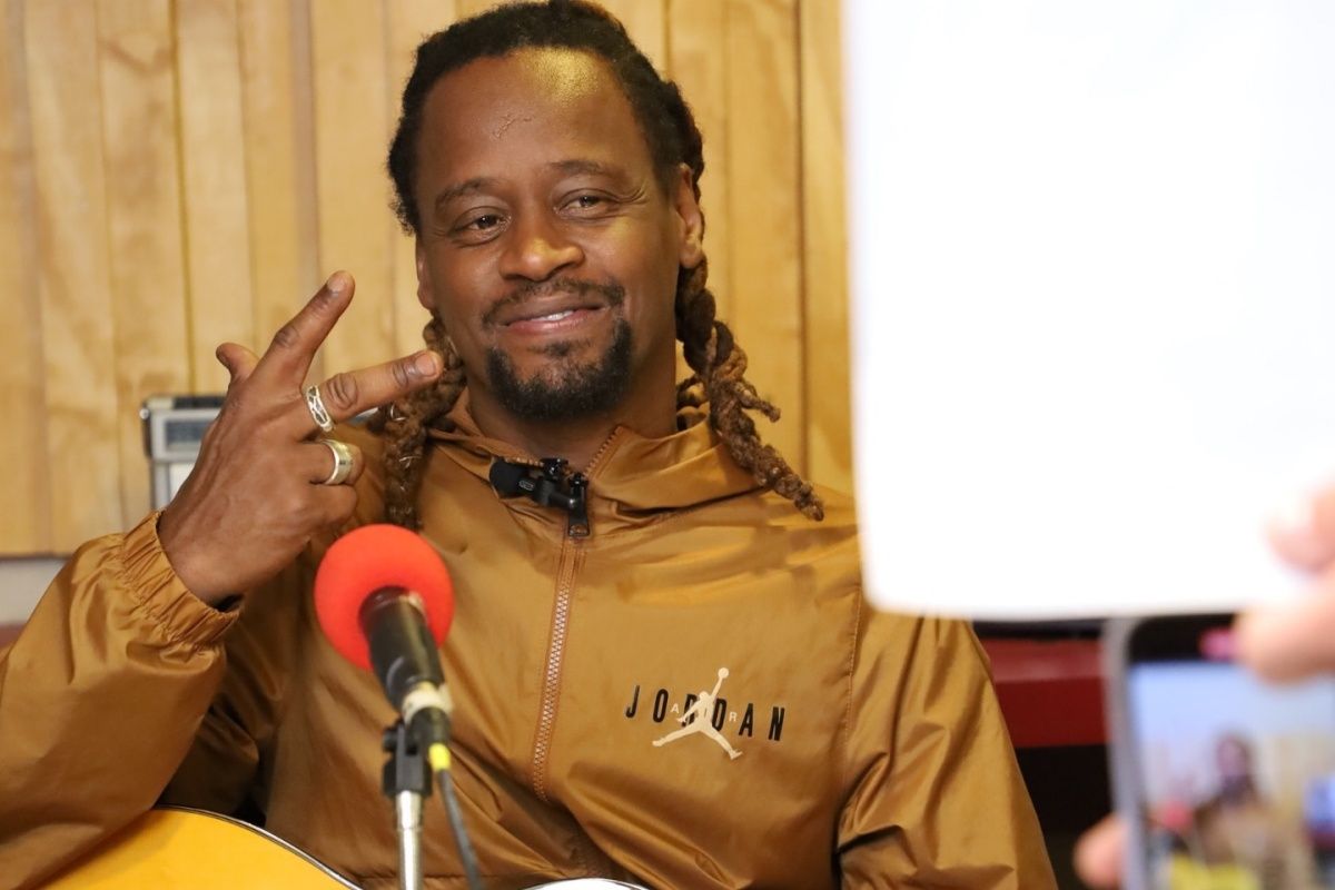 O cantor Toni Garrido, vocalista do Cidade Negra, foi autuado por les&atilde;o corporal culposa ap&oacute;s quebrar o p&eacute; de policial ap&oacute;s parar o carro por cima do p&eacute; dele. Foto: Redes Sociais