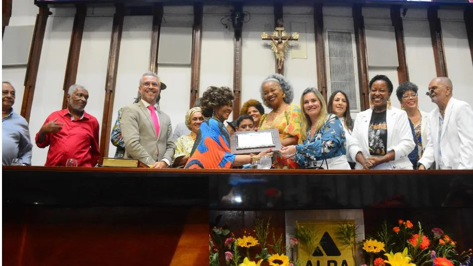 Alcione recebe título de Cidadã Baiana na Alba