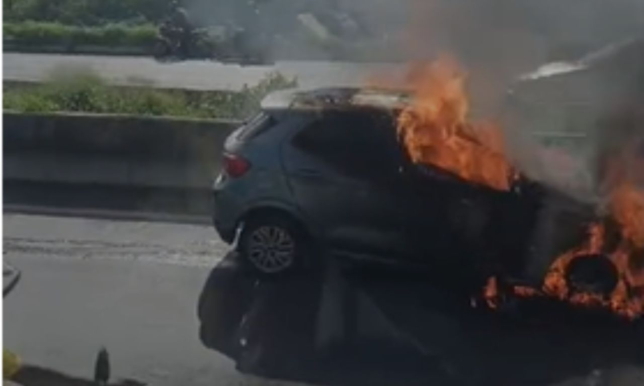 Carro pega fogo e provoca interdição parcial na BR-324. Foto: Aratu On