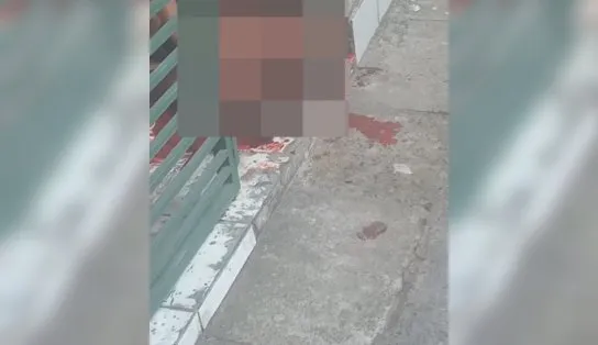 Mulher se desespera sobre o corpo do marido vítima de tiros na Bahia; "eu não queria isso para a gente"