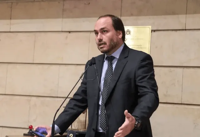 Carlos Bolsonaro renuncia como vereador