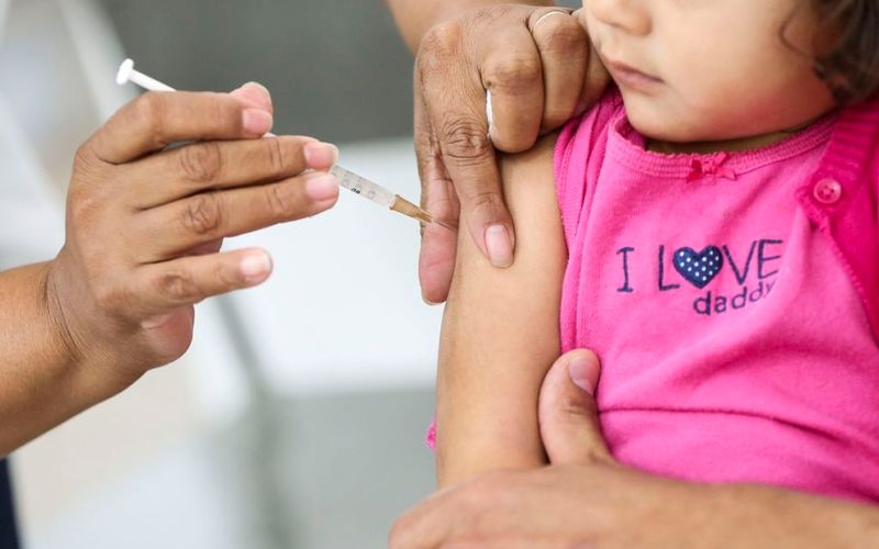 Durante a multivacina&ccedil;&atilde;o, crian&ccedil;as com sintomas leves, como coriza ou resfriado sem febre, geralmente podem ser vacinadas. Em caso de d&uacute;vidas, a avalia&ccedil;&atilde;o &eacute; feita pela equipe de sa&uacute;de da unidade/Foto: Reprodu&ccedil;&atilde;o&nbsp;