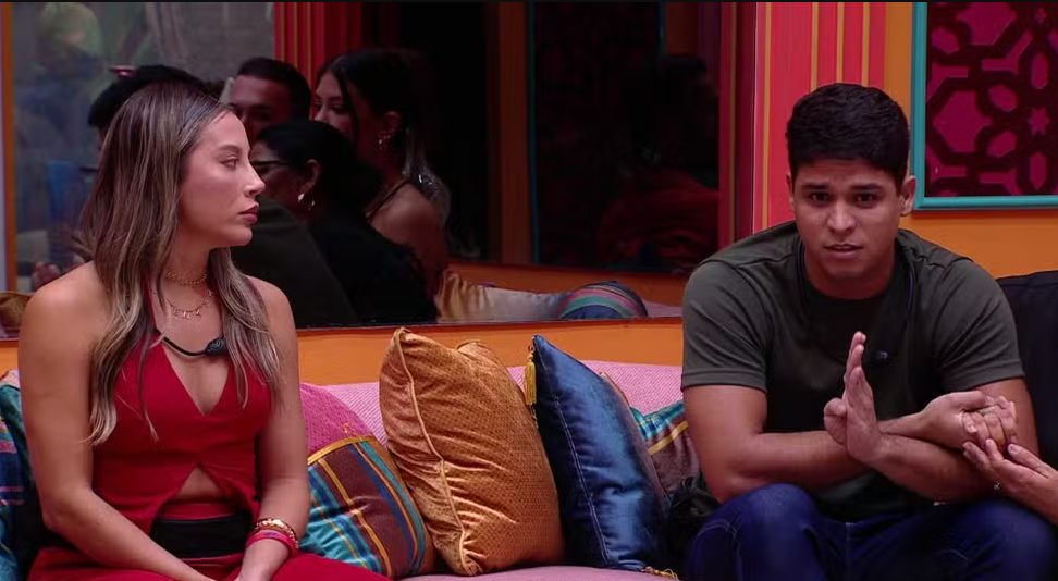 Renata e Guilherme durante dinâmica no BBB 25. Foto: Globo