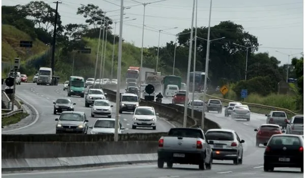 Manifestação bloqueia parcialmente a BR-324, em Salvador, e deixa trânsito lento 