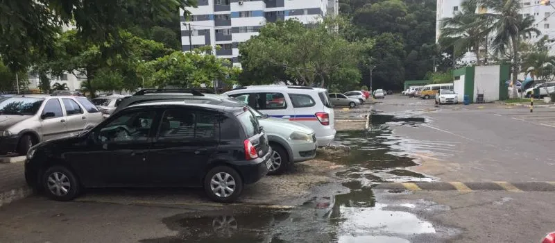 QUE SUJEIRA: Moradores de condomínio na Paralela reclamam de esgoto a céu aberto; Embasa culpa prefeitura