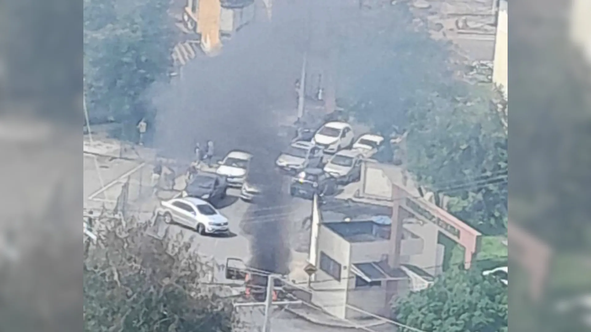 Carro pega fogo em frente a condomínio na região do Iguatemi