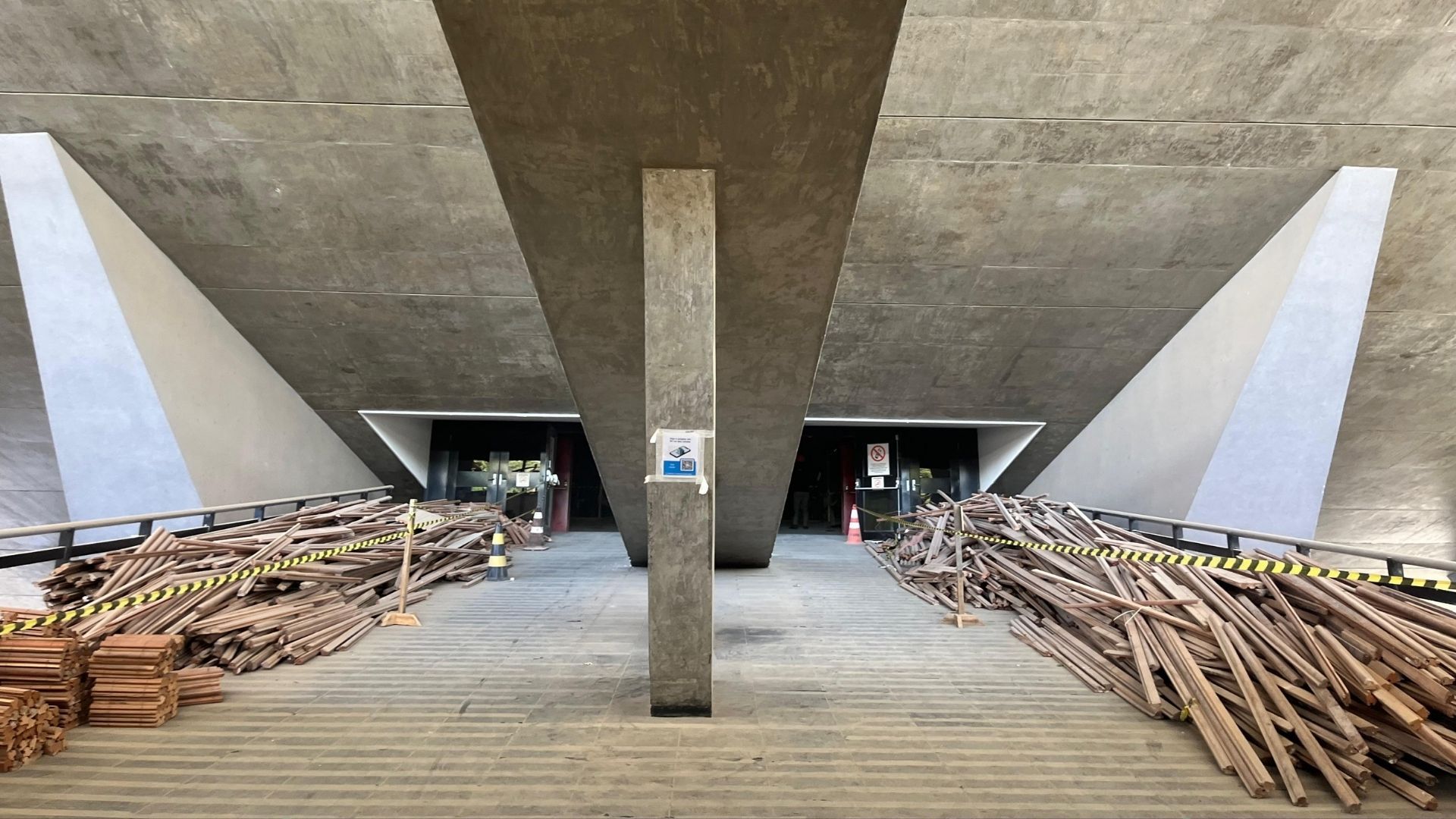 Nesta ter&ccedil;a-feira (27), a Ministra Margareth Menezes, da Cultura, o Secret&aacute;rio estadual da &aacute;rea, Bruno Monteiro e o presidente da Conder, Jos&eacute; Trindade, vistoriaram a reforma;  foto: Jo&atilde;o Tramm/Aratu On