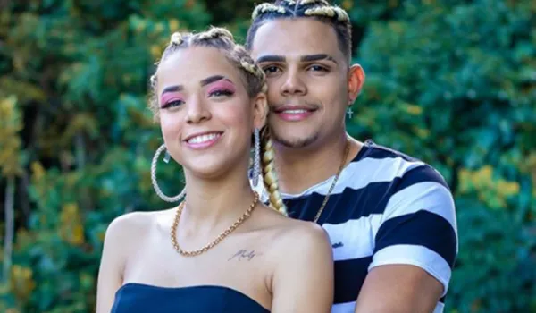  Aos 17 anos, Anna Catarina oficializa noivado com produtor de sua banda; "amor da minha vida" 