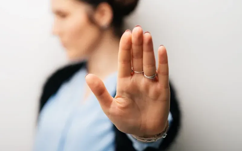 A Lei Maria da Penha prevê medidas protetivas de urgência, como afastamento do agressor do lar e proibição de contato com a vítima, para reduzir riscos de novas agressões/Foto: Freepik