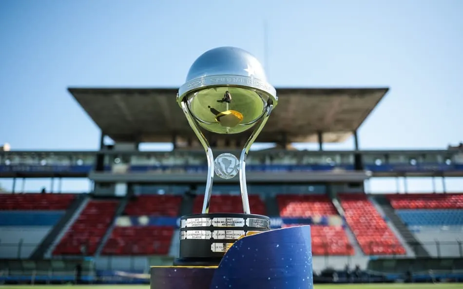 Imagem da taça da copa sul americana 