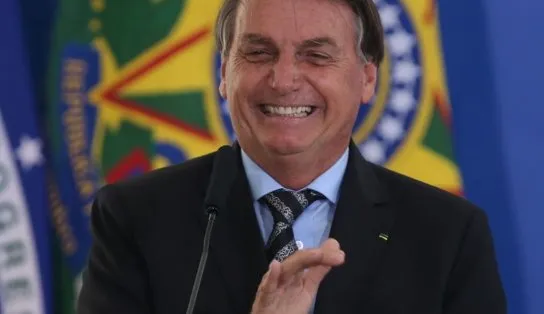 Bolsonaro ironiza seguidor que perguntou sobre sigilos impostos por governo: 'Em 100 anos saberá'