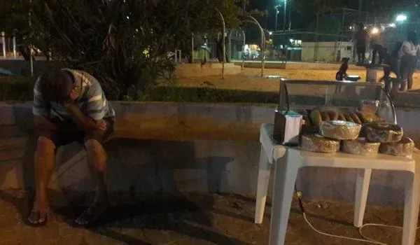 Filha publica foto de pai triste com nenhuma venda de salgados e caso viraliza; entenda