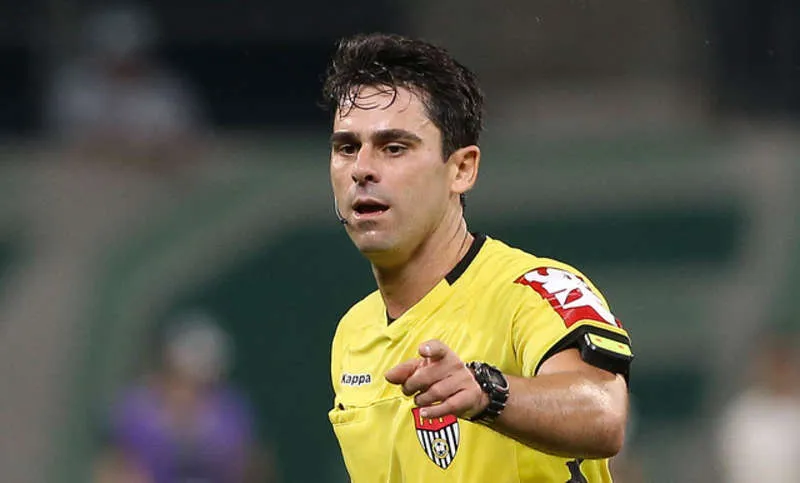 CBF afasta árbitros da partida entre Vitória e Fluminense após polêmica em marcação de penalidade