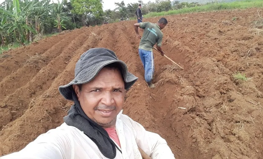 Conheça Marcos, agricultor que cresceu por conta do trabalho e da “mãozinha” do estado