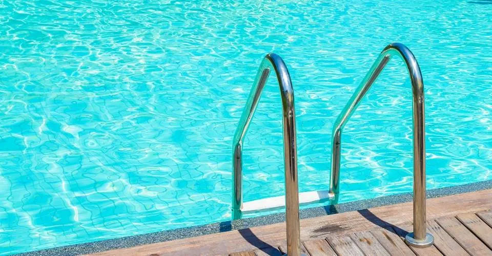Adolescente morre após ter cabelo puxado por bomba em piscina de parque