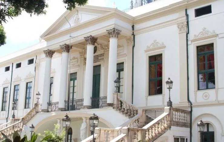 Loja de decoração faz bazar beneficente com doações para a Santa Casa da Bahia
