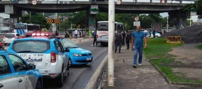 TERROR NO BUZU: Assalto com reféns em ônibus bloqueia Ponte Rio-Niterói