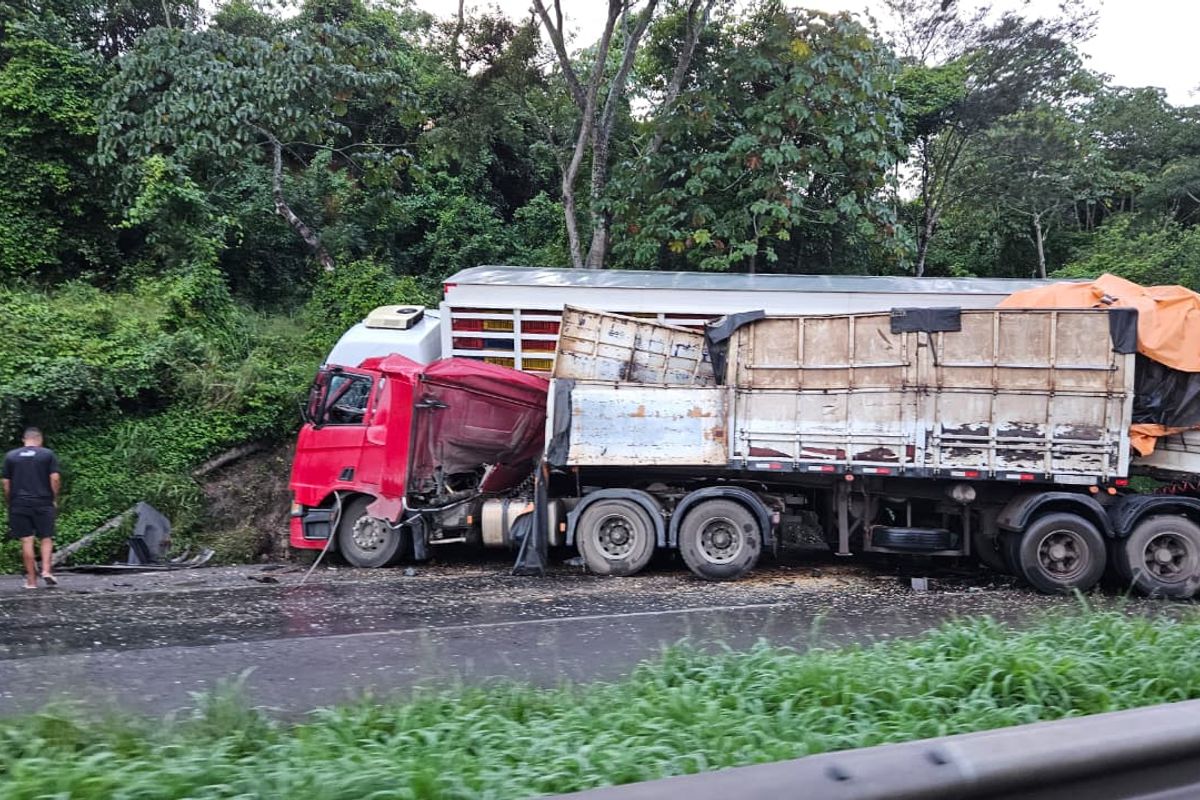 Acidente com carretas deixa trecho da BR-324 interditado. Foto: Leitor | Aratu On