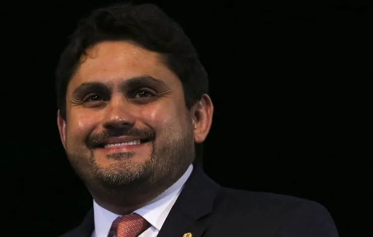 Após encontro com Lula, ministro acusado de usar recursos públicos a seu favor segue no governo
