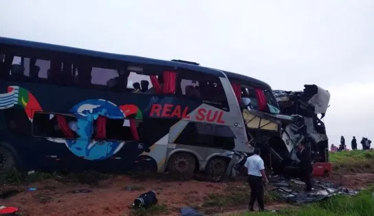 Acidente entre dois ônibus deixa três crianças e um adulto mortos em Correntina