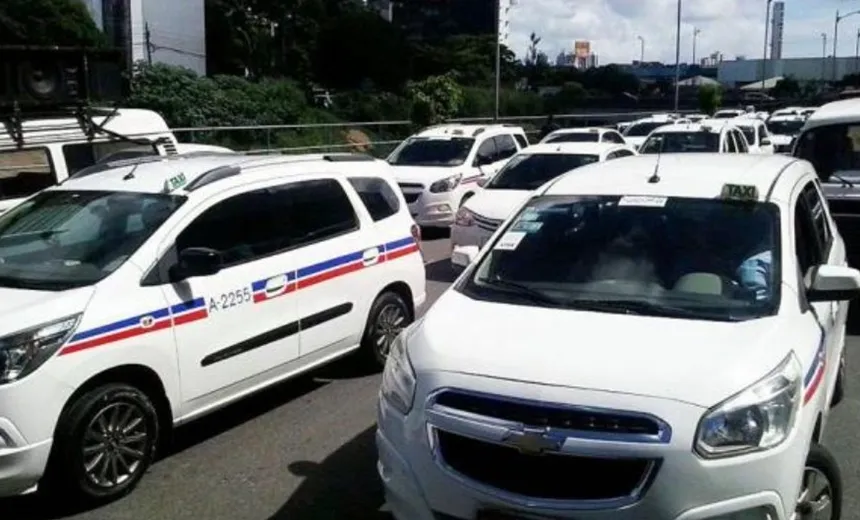 Av.Paralela: taxistas fazem carreata contra aplicativos de transporte; do CAB segue em direção à Câmara de Vereadores