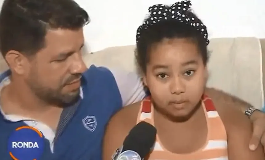 Criança pega celular de padrasto e faz apelo após ele ter teclado roubado; “me ajude”