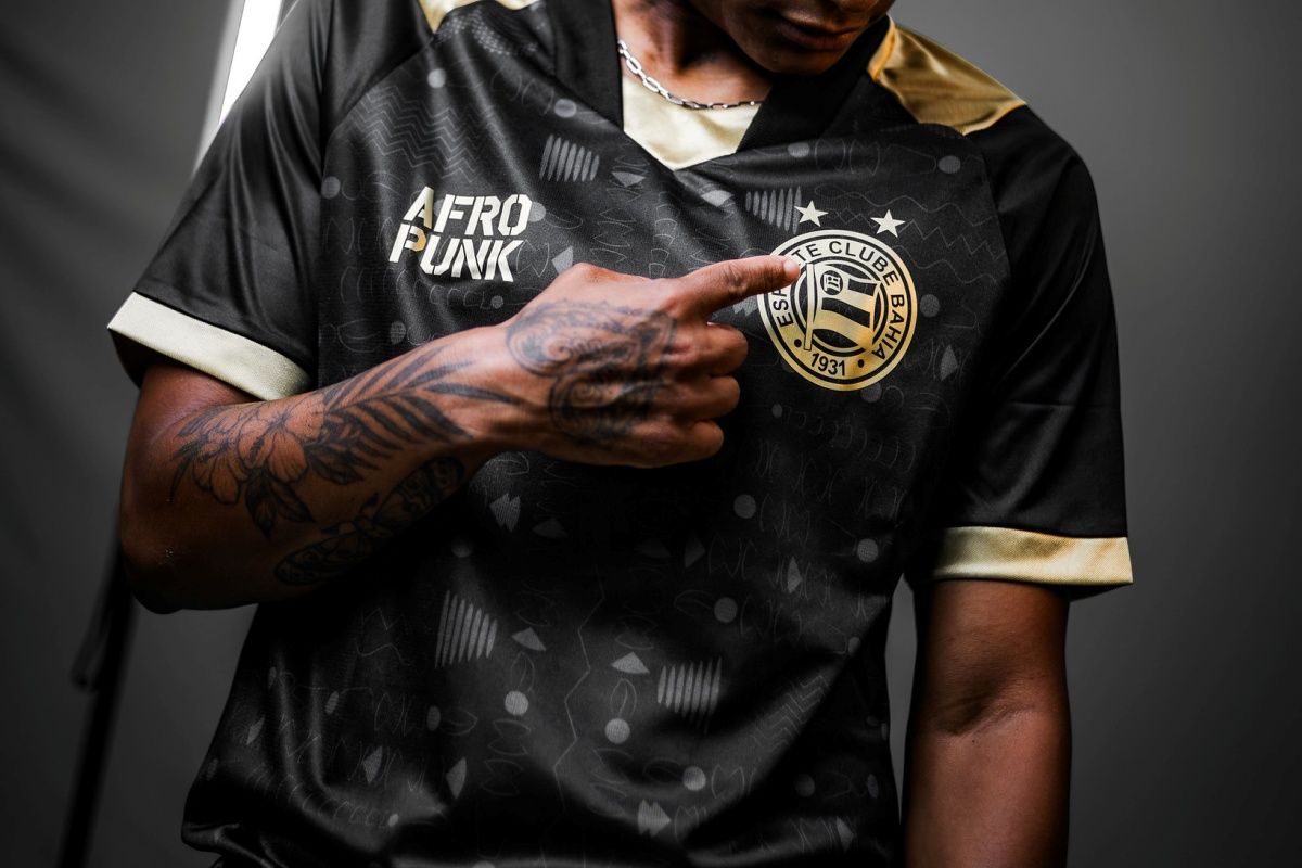 A camisa do Bahia para o Novembro Negro tem parceria com o AFROPUNK. Foto: Letícia Martins/EC Bahia