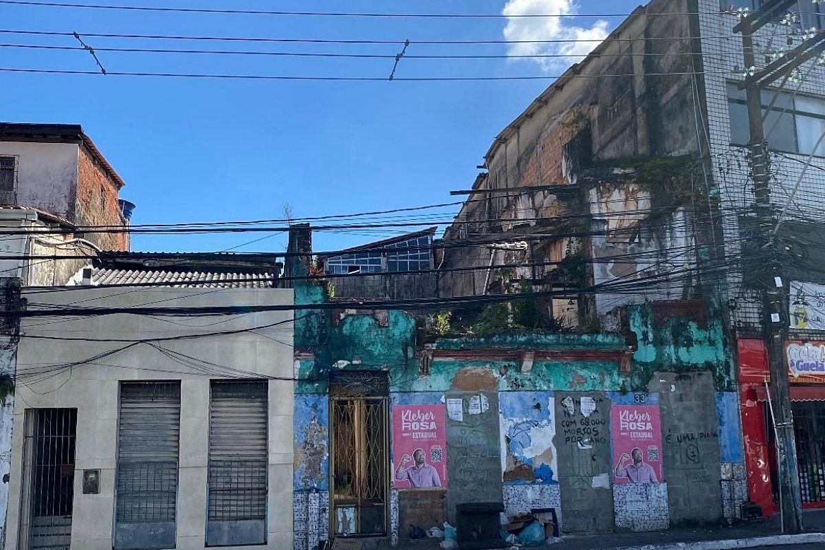 Localizado na Ladeira da Soledade e tombado pelo Ipac, o im&oacute;vel corre risco de desabamento devido &agrave; degrada&ccedil;&atilde;o de sua estrutura. Foto: Nudephac