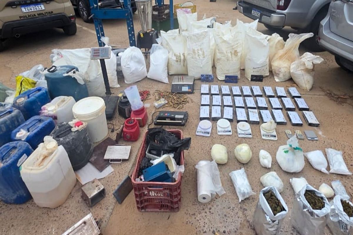 Durante uma ação em Juazeiro, a PM encontrou um laboratório do crime e apreendeu mais de 700kg de drogas diversas e munições. Foto: PMBA