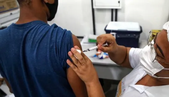 Aplicação da dose de reforço da vacina contra Covid-19 é intensificada para população de rua nesta quarta em Salvador