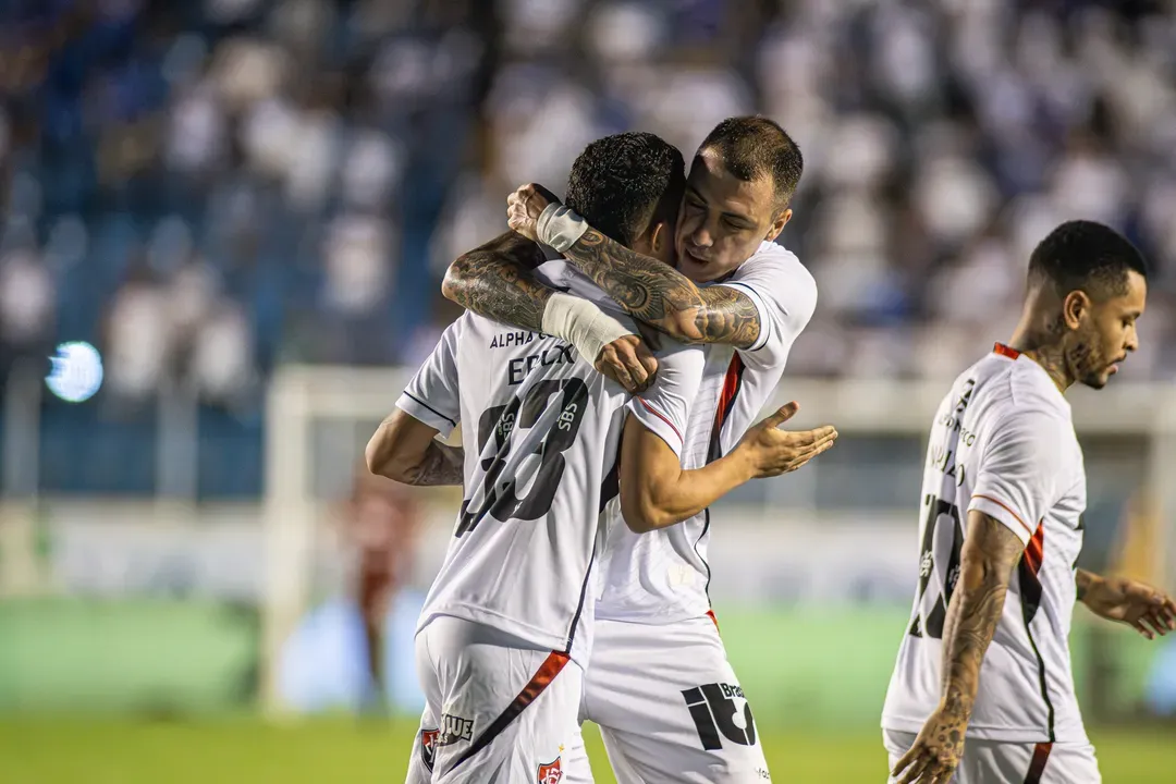Confiança e Vitória empatam em 2 a 2 em duelo de líderes da Copa do Nordeste