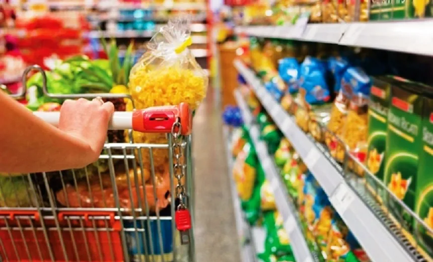 Supermercado é autuado pelo Procon por expor produtos com validade vencida