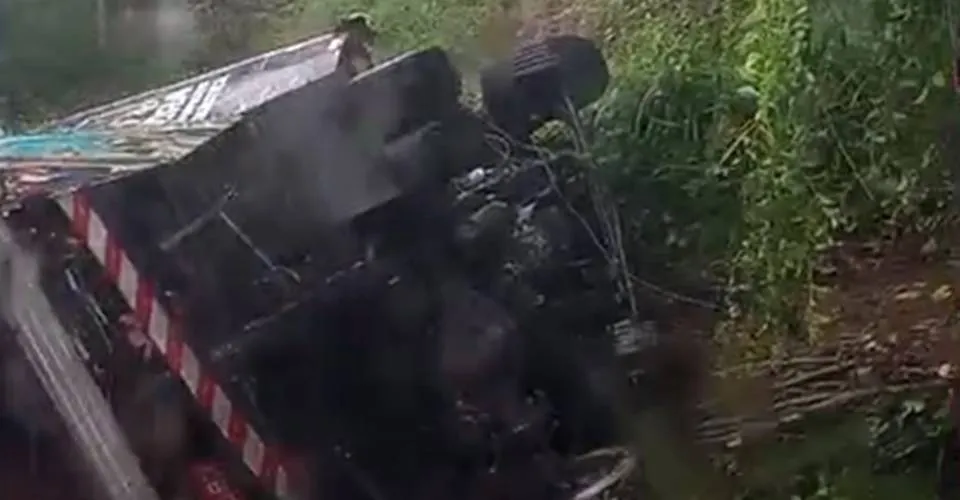 Acidente envolvendo carreta deixa trânsito congestionado no bairro de Pirajá