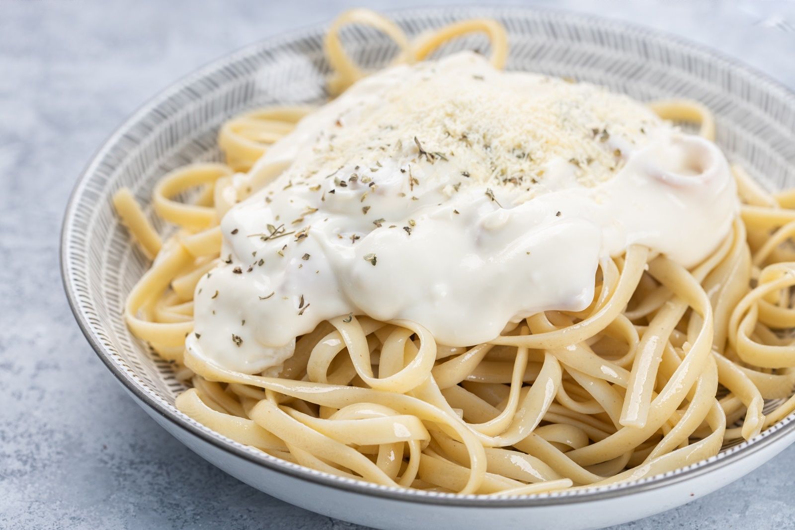 Frio em Salvador? Macarrão ao molho branco com queijo é uma ótima pedida | Foto: Freepik