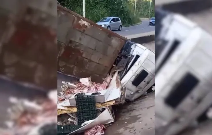 Homem morre após caminhão que transportava carne cair em vala na Avenida Gal Costa, em Salvador