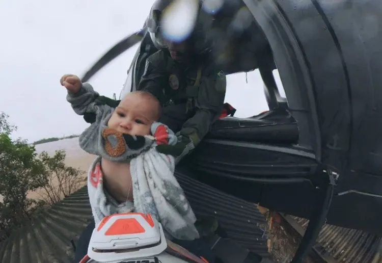 Bebê resgatado por helicóptero morre um ano após enchentes no RS