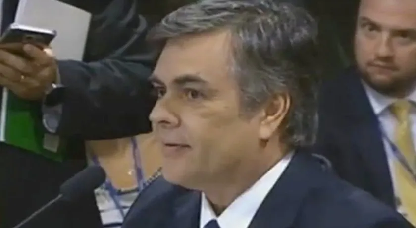 ‘VACILO’: Durante fala do líder do PSDB, ‘áudio constrangedor’ vaza e interrompe discussão em comissão do impeachment; Assista
