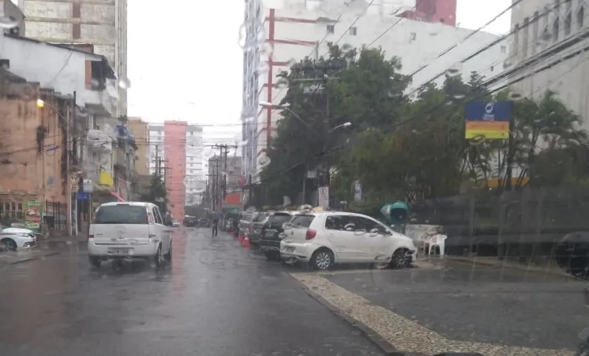 Chuva intensa deixa pistas alagadas e trânsito prejudicado em Salvador