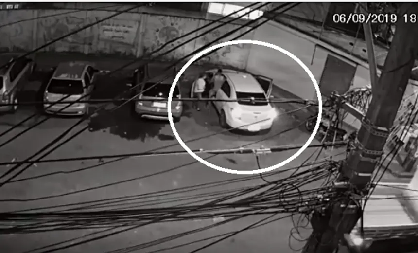 VÍDEO: câmera de segurança flagra dupla roubando carro, no bairro de Mussurunga 