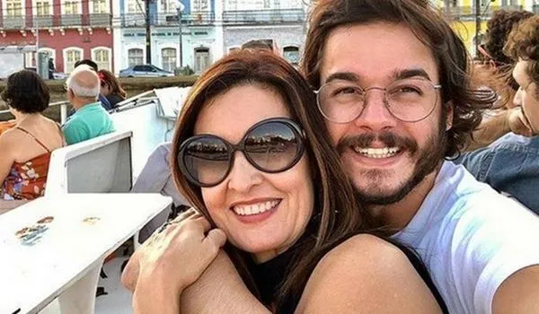 Fátima Bernardes chama o namorado, Túlio, de William durante live; assista